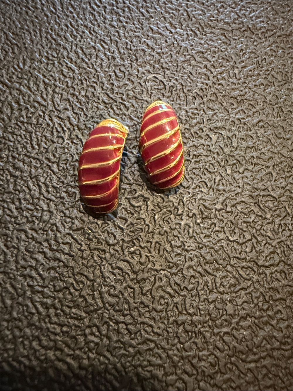 ⭐️VINTAGE MAROON GOLD TONE, CRESCENT EARRINGS⭐️